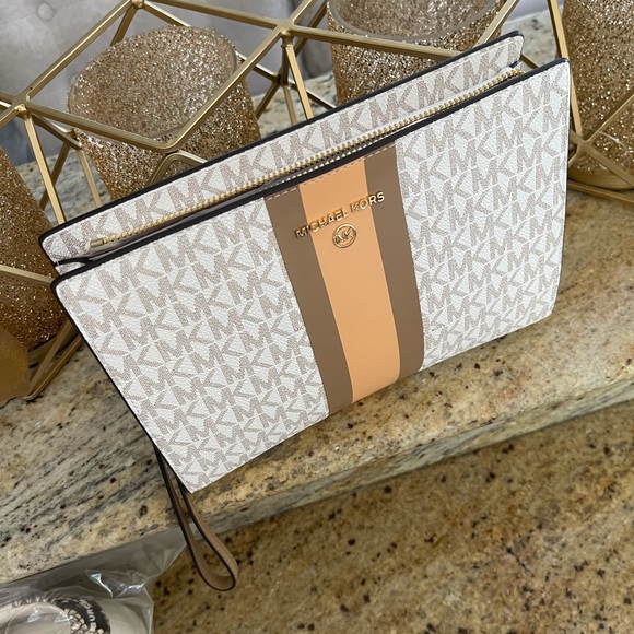 Michael Kors Handbags - New😍 beautiful Mk large clutch